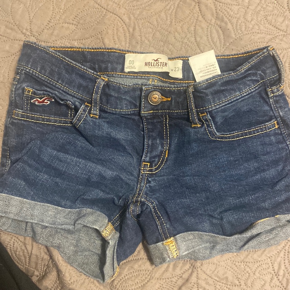 blue hollister jean shorts size 00. worn twice.